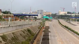 Pemandangan pembangunan proyek Tol Cijago Seksi II di kawasan Depok, Jawa Barat, Kamis (6/9). Progres pembangunan proyek Tol Cijago Seksi II telah mencapai 90 persen. (Liputan6.com/Immanuel Antonius)