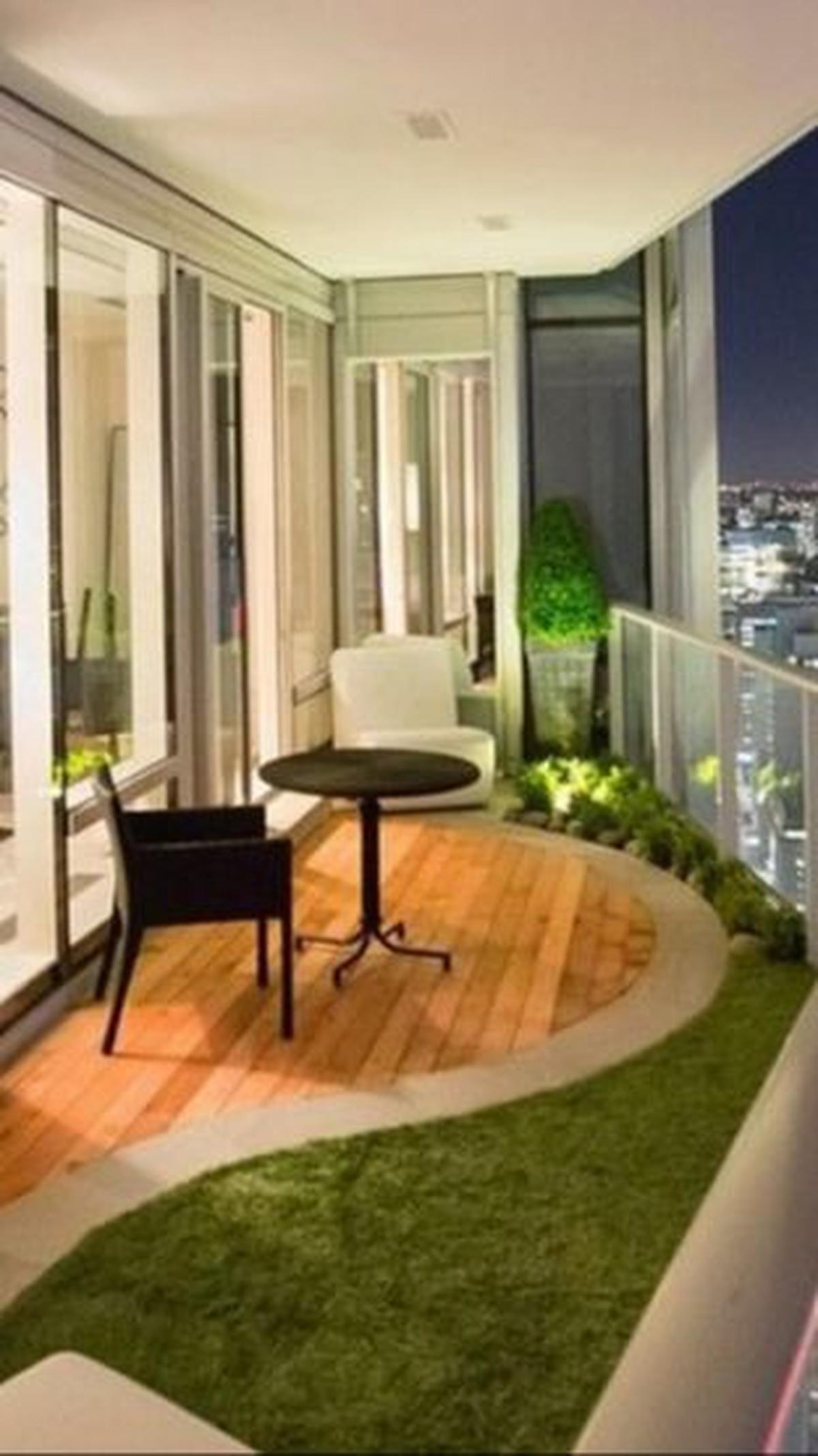 Desain Balkon Terbuka dengan Rumput Sintetis