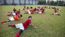 Para pemain Timnas Indonesia U-19 melakukan pendinginan usai laga ujicoba melawan PPLM di Lapangan NYTC Sawangan, Depok, Jawa Barat, Jumat (5/8/2016). Indonesia U-19 menang 3-0 atas PPLM. (Bola.com/Vitalis Yogi Trisna)