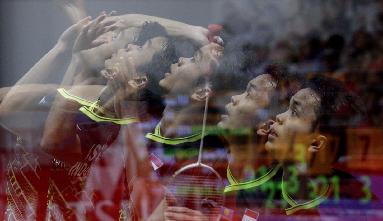 Tunggal putra Indonesia, Anthony Sinisuka Ginting, saat melawan wakil Denmark, Anders Antonsen, pada laga final Daihatsu Indonesia Masters 2020 di Istora, Jakarta, Minggu (19/1). Anthony Ginting menang 17-21, 21-15, dan 21-9. (Bola.com/M Iqbal Ichsan)