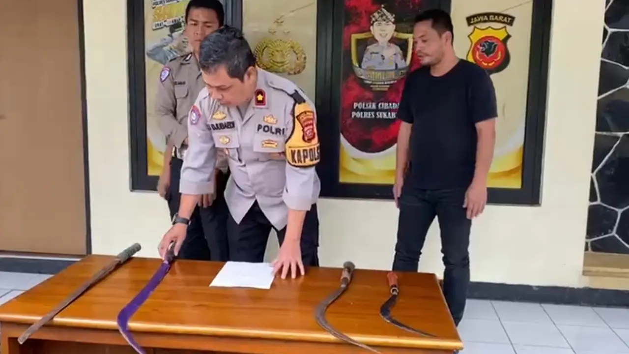 Barang bukti tawuran geng motor di Sukabumi