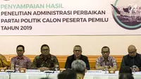 Ketua KPU Arief Budiman (ketiga kanan) memaparkan Hasil Penelitian Administrasi Perbaikan kepada 9 Partai Politik (Putusan Bawaslu) di Gedung KPU Pusat, Jakarta, Minggu (24/12). (Liputan6.com/Faizal Fanani)