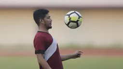 Pemain Persita Tangerang, Zikri Akbar, mengontrol bola saat latihan di Stadion Sport Center, Tangerang, Selasa (28/5). Latihan ini persiapan jelang laga Liga 2 2019. (Bola.com/Vitalis Yogi Trisna)