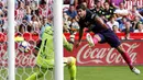 Aksi Luis Suarez  saat mencetak gol ke gawang Sporting Gijon pada lanjutan La Liga Spanyol di Stadion El Molinon, Gijon, Sabtu (24/9/2016) WIB. (EPA/jose luis cereijido)