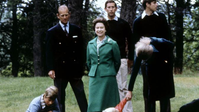 <p>Ratu Elizabeth dan Duke of Edinburgh (kanan) berpose dengan ketiga putra mereka, Charles (kedua kanan), Edward (kiri), Andrew (kanan), Putri Anne (bersama putranya Peter) dan royal corgies di potret pernikahan ke-32 mereka ulang tahun, di Kastil Balmoral, Skotlandia, 20 November 1979. (AFP)</p>