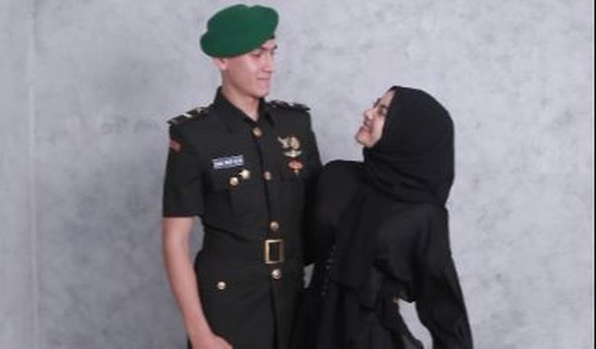 Dalam potret terakhir, Qailah memamerkan kebersamaannya dengan sang kekasih saat melakukan sesi pemotretan bersama keluarga.