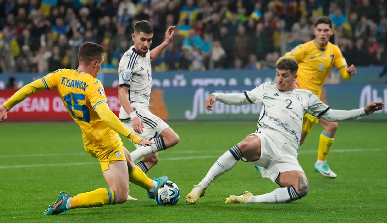 Pertandingan berlangsung sengit. Sejak wasit Jesus Gil Manzano meniup peluit kick off, Italia dan Ukraina berusaha memainkan sepak bola menyerang. (AP Photo/Martin Meissner)
