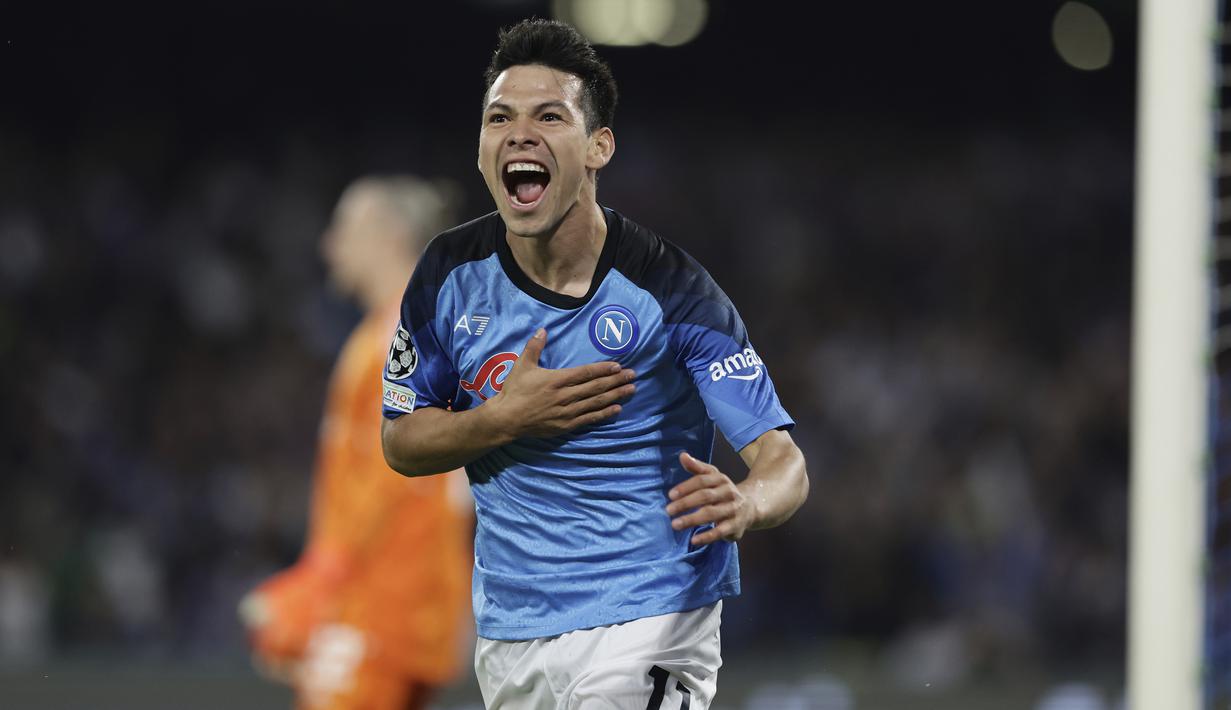 Penyerang Napoli, Hirving Lozano berselebrasi usai mencetak gol ke gawang Ajax pada pertandingan lanjutan grup A Liga Champions di stadion Diego Armando Maradona di Naples, Italia, Rabu, 12 Oktober 2022. Napoli menang telak atas Ajax 4-2. (Alessandro Garofalo/LaPresse via AP)