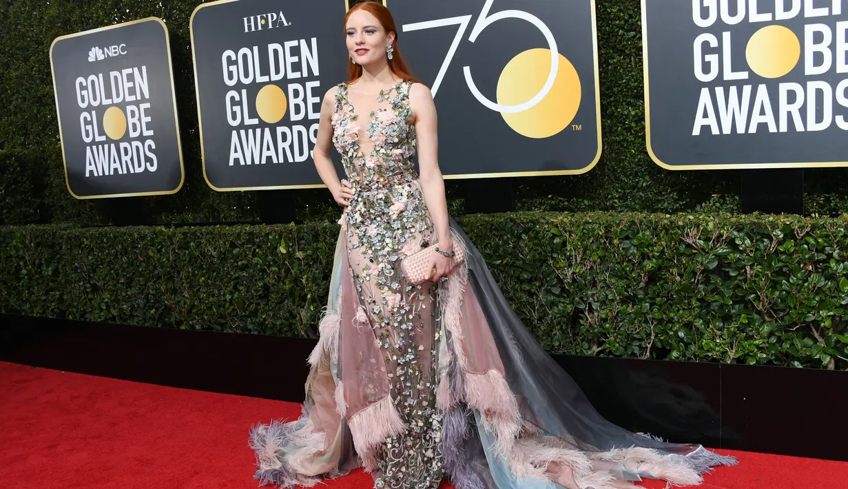 Model asal Jerman, Barbara Meier berpose di karpet merah Golden Globe Awards 2018 di California, Minggu (7/1). Barbara Meier menjadi salah satu seleb yang datang tanpa pin Time's Up atau mengenakan pakaian yang semuanya berwarna hitam. (VALERIE MACON/AFP)