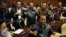 Anggota DPR Lintas Fraksi menunjukan Pita Hitam bertuliskan "Save DPR" dan mendeklarasikan untuk menyelamatkan Kehormatan DPR, meminta Setya Novanto Turun Dari Jabatannya, Jakarta, Selasa (15/12). (Liputan6.com/Johan Tallo)