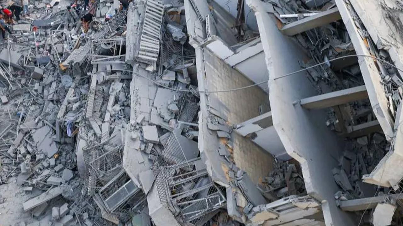 Serangan itu telah menyebabkan sebuah bangunan apartemen di Gaza yang padat penduduk runtuh rata dengan tanah.