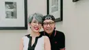 Ari Lasso yang masih dalam proses recovery pun sempat berpose mesra bersama sang istri tercinta. Keduanya tampil serasi kenakan busana nuansa hitam (Instagram/ari_lasso).