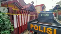 Lokasi penemuan jasad dua wanita dicor di Jalan Nusantara, Harapan Jaya, Bekasi Utara, Kota Bekasi dipasangi garis polisi. (Liputan6.com/Bam Sinulingga)