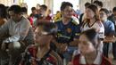 Komunitas IndoManUtd Regional Jakarta saat menyaksikan pertandingan Premier League 2023/2024 antara West Ham United kontra Manchester United dalam acara Roaring Night edisi perdana di Pitch 98, Kemang, Jakarta, Sabtu (23/12/2023). (Bola.com/Bagaskara Lazuardi)