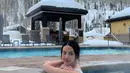 Anya juga sempat membagikan fotonya saat berendam di dalam kolam air panas di tengah-tengah cuaca dingin dan bersalju. Ia tampil dengan swimsuit warna hitam dan putih. @anyageraldine.