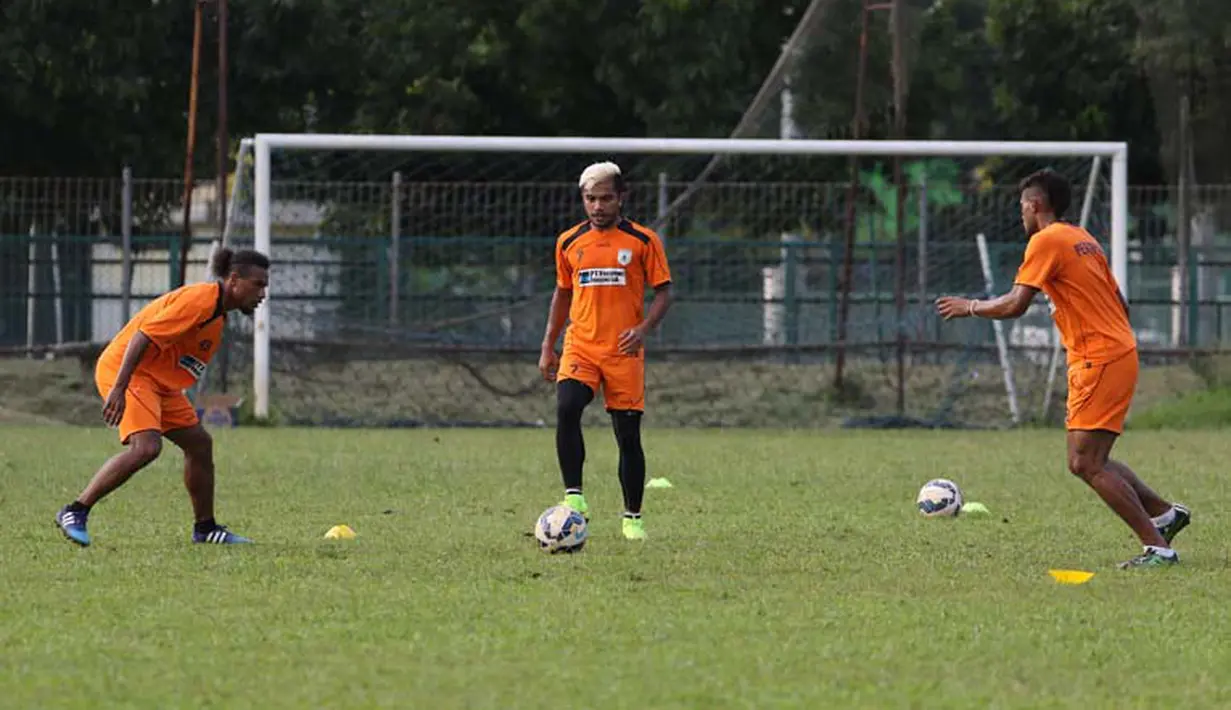 Zulham Malik Zamrun (tengah) berlatih bersama tim Persipura di Lapangan C Gelora Bung Karno, Senayan, Jakarta. Selasa (5/5). (bola.com/Arief Bagus)