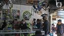 Suasana di Workshop Sampurna Bike Kalibata, Jakarta, Kamis (9/7/2020). Bengkel tersebut dapat menerima 20 sepeda per hari untuk diperbaiki hingga terjadi antrean bagi pelanggan. (Liputan6.com/Herman Zakharia)