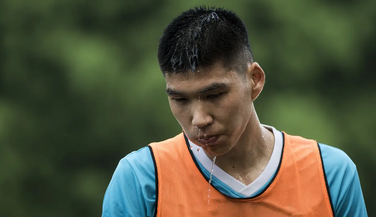 Pemain Persita Tangerang, Tamirlan Kozubaev, melepas dahaga saat latihan di Lapangan SPH Karawaci, Tangerang, Rabu (29/1). Latihan ini merupakan persiapan jelang Liga 1 Indonesia 2020. (Bola.com/Vitalis Yogi Trisna)