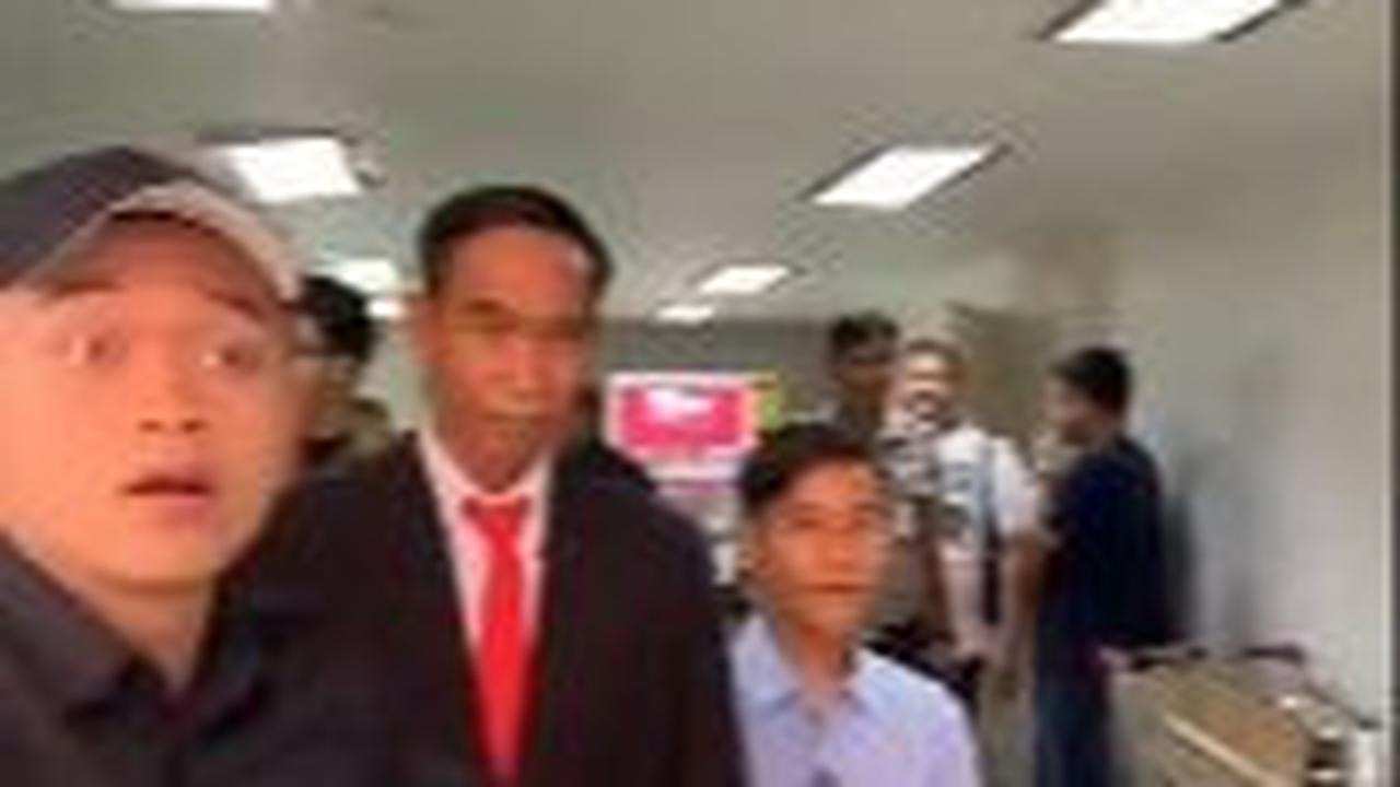 Dalam video parodi tersebut, Mayor Teddy KW bergaya seolah sedang mengawal dua orang pria yang ada di belakangnya.