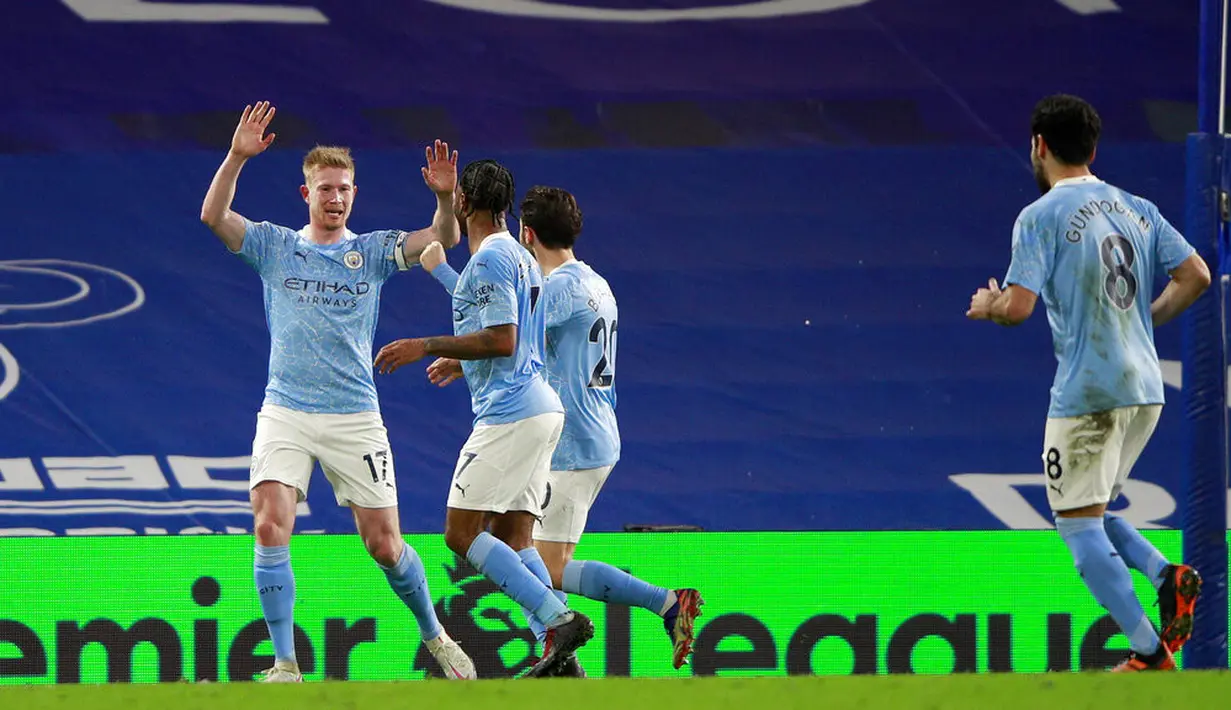 Pemain Manchester City Kevin De Bruyne (kiri) melakukan selebrasi usai mencetak gol ke gawang Manchester City pada pertandingan Liga Inggris di Stamford Bridge, London, Inggris, Minggu (3/1/2021). Manchester City mempermalukan Chelsea dengan skor 3-1. (AP Photo/Ian Walton/Pool)