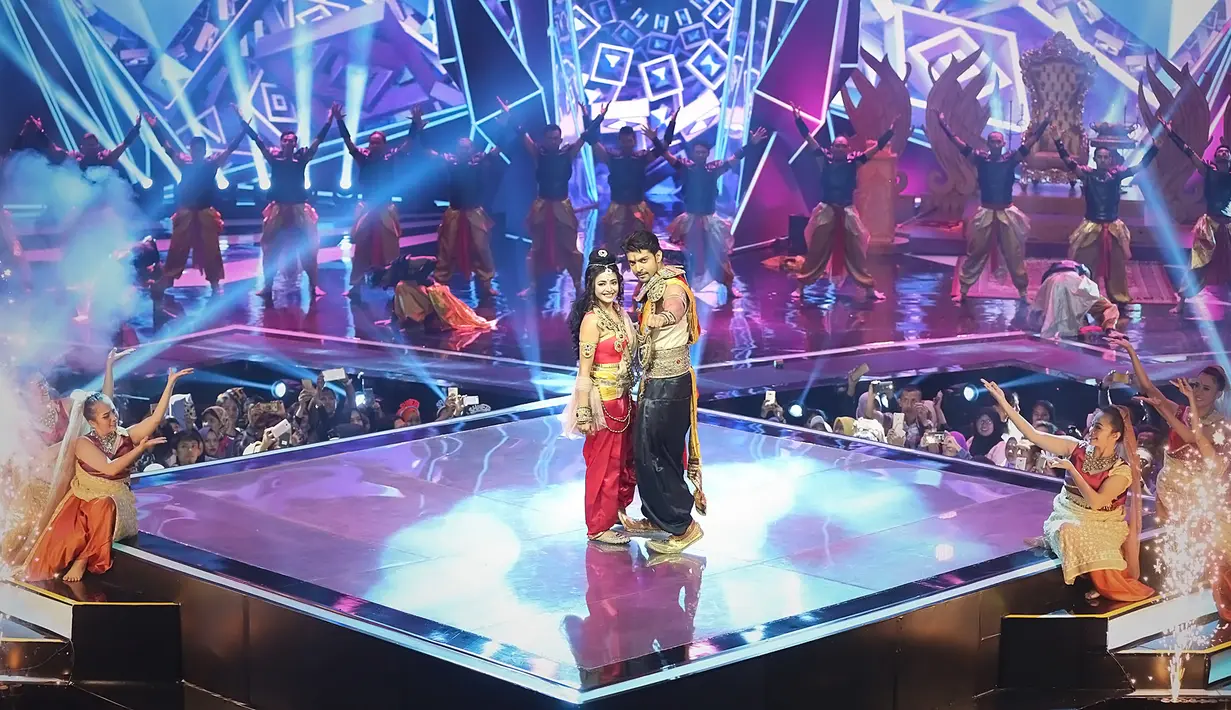 “Jangan rindu, berat. Kamu nggak akan kuat, biar aku saja” ucapan Chandra kepada Nandini di akhir cerita drama musikal Chandra Nandini, membuat penonton tersenyum. (Bambang E.Ros/Bintang.com)