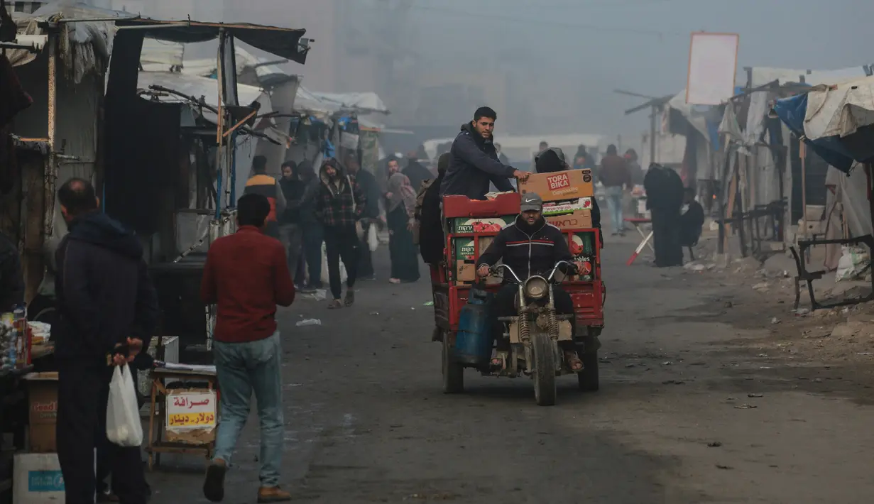 Seorang pria mengemudikan kendaraan saat pagi hari yang diselimuti kabut di Khan Yunis, Jalur Gaza utara pada Jumat 17 Januari 2025. (Bashar TALEB/AFP)
