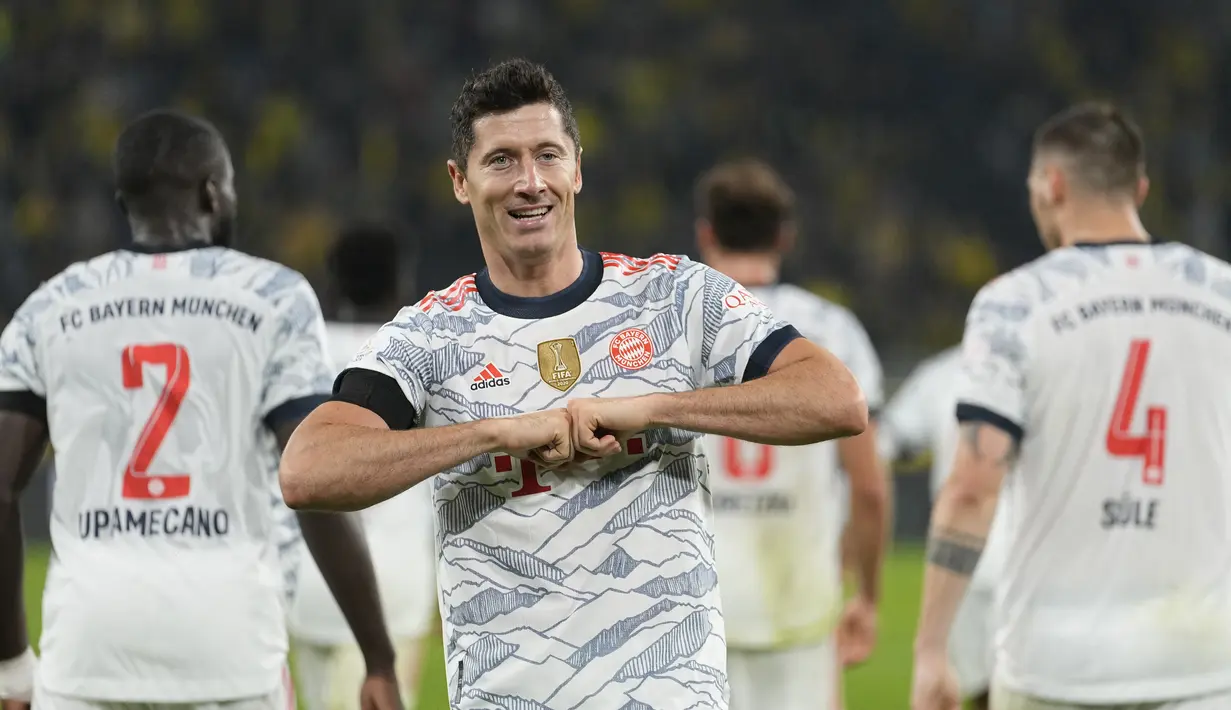 Striker Bayern Munchen, Robert Lewandowski berselebrasi usai mencetak gol ke gawang Borussia Dortmund pada pertandingan final final Piala Super Jerman di Signal Iduna Park, Jerman, Rabu (18/8/2021). Lewandowski mencetak dua gol dipertandingan ini. (AP Photo/Martin Meissner)