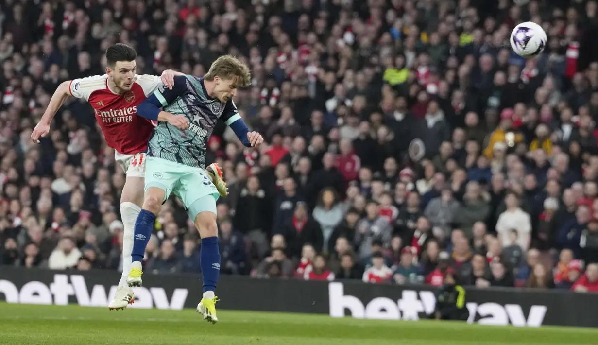 Gelandang Arsenal, Declan Rice (kiri) mencetak gol pertama timnya ke gawang Brentford lewat sundulan kepala pada laga pekan ke-28 Premier League 2023/2024 di Emirates Stadium, London, Sabtu (9/3/2024). (AP Photo/Frank Augstein)