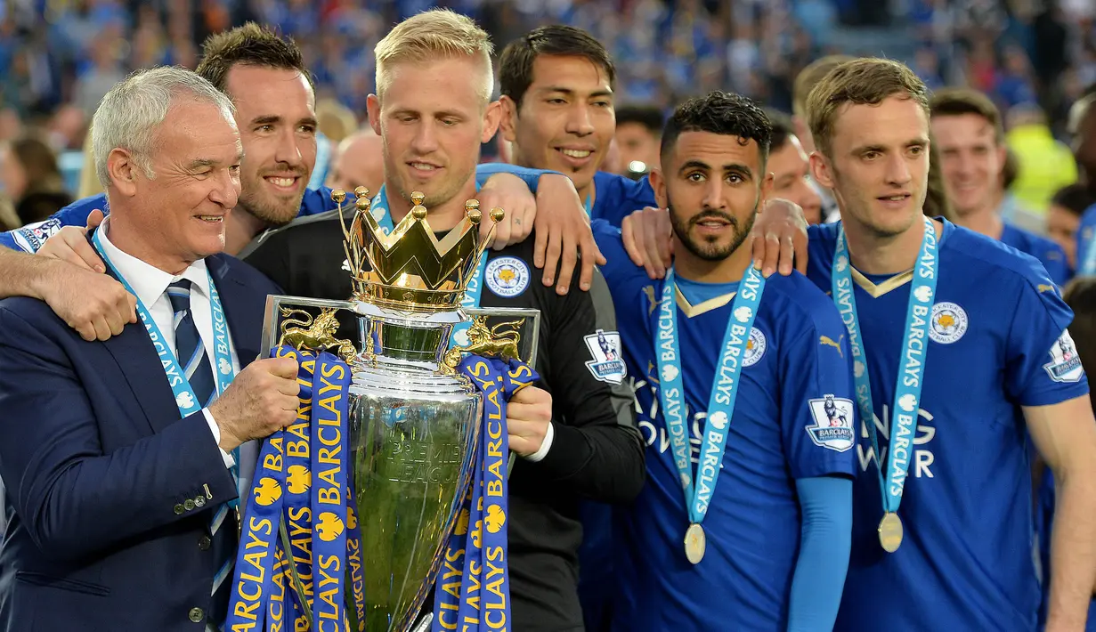 Manajer Leicester, Claudio Ranieri, merayakan keberhasilan meraih gelar Liga Inggris musim 2015/2016. Ranieri merupakan sosok penting di balik keberhasilan Leicester menjadi juara Premier League untuk pertama kalinya. (EPA/Peter Powell)