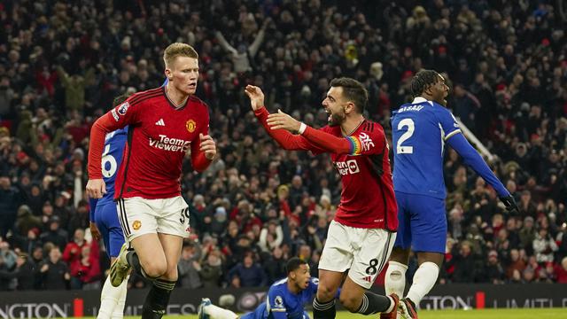 Selebrasi pemain MU Scott McTominay saat menjebol gawang Chelsea