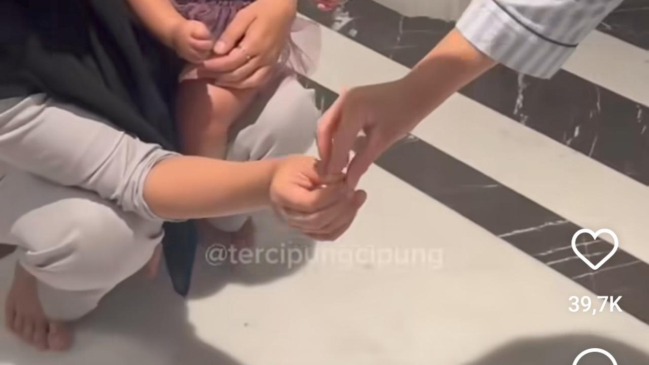 Aksi Nyeleneh Rayyanza Cipung Takuti Laron Pakai Foto Sendiri, Ternyata Gagal - Rafathar & Baby Lily Turun Tangan