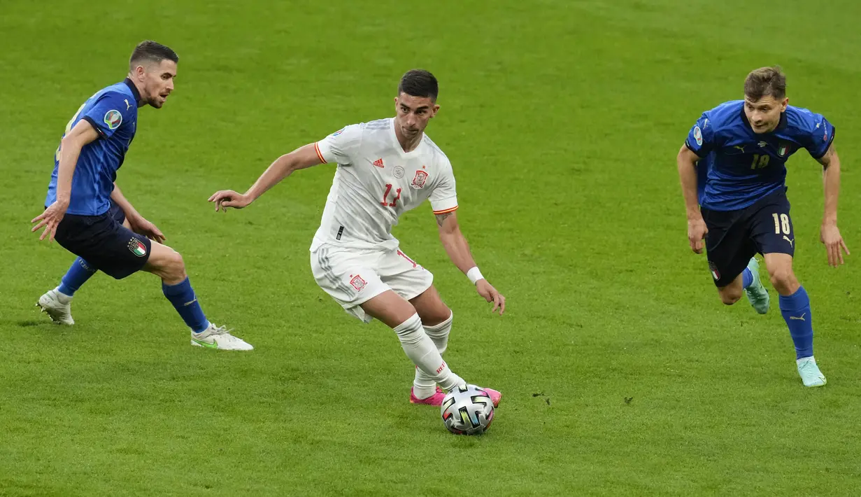 Hasil imbang di waktu normal memaksa laga dilanjutkan dengan dua kali babak tambahan. Timnas Spanyol berinisiatif melakukan serangan sejak peluit babak tambahan dimulai. (Foto:AP/Pool,Matt Dunham)