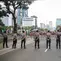 Polisi berjaga saat massa dari berbagai elemen buruh berunjuk rasa di kawasan Patung Kuda, Jakarta, Kamis (22/10/2020). Dalam aksinya, massa meminta dikeluarkannya Perppu pencabutan UU Cipta Kerja. (Liputan6.com/Faizal Fanani)