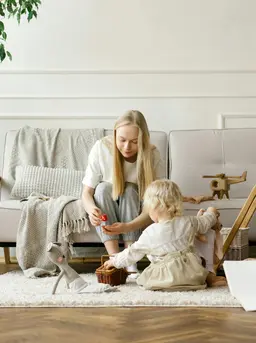 Rumah bisa menjadi tempat bermain paling ajaib yang mampu mengasah daya imajinasi anak. [Dok/Pexels.com/Mikhail Nilov].