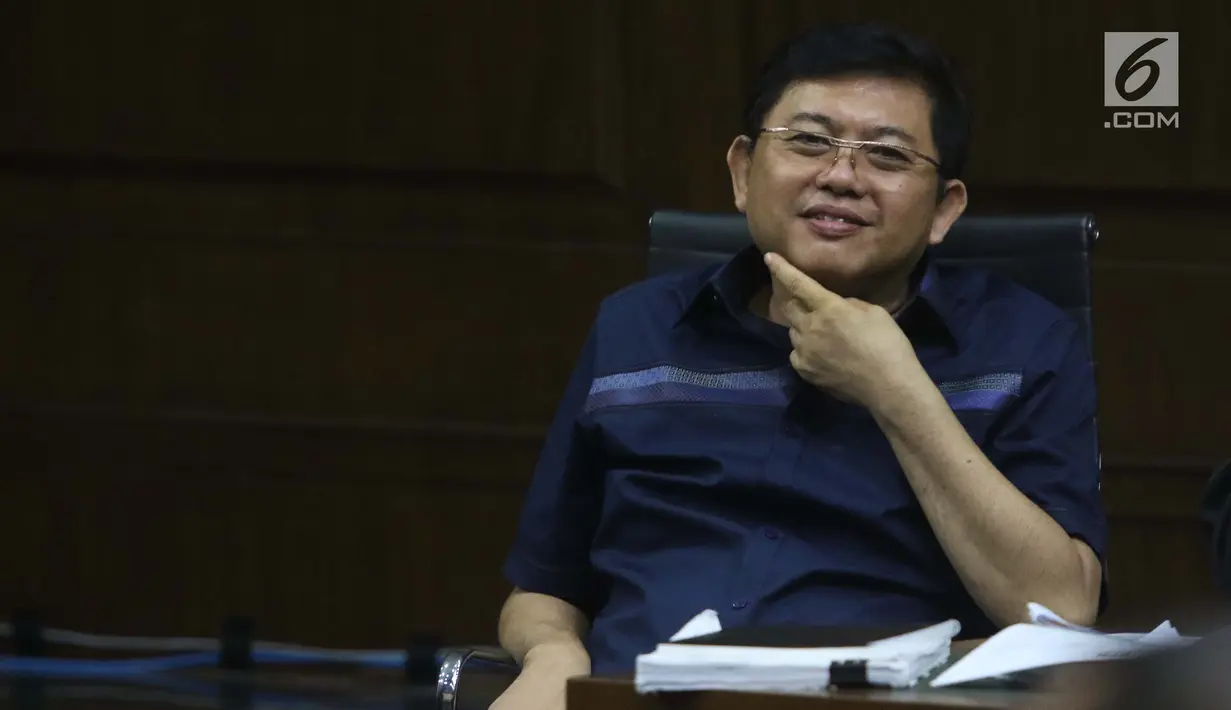 Terdakwa dugaan menghalangi proses penyidikan KPK terhadap Eddy Sindoro, Lucas saat menjalani sidang di Pengadilan Tipikor Jakarta, Kamis (10/1). Sidang mendengar keterangan saksi termasuk penyidik KPK, Novel Baswedan. (Liputan6.com/Helmi Fithriansyah)
