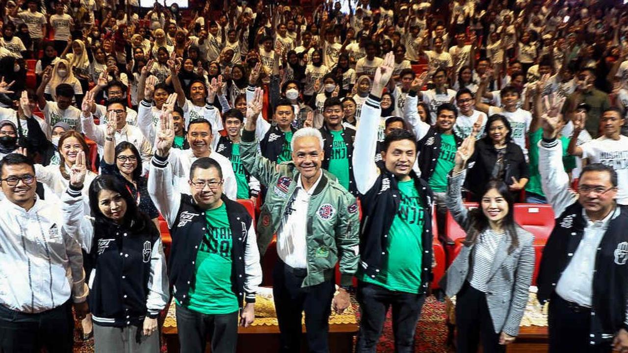 Calon presiden nomor urut 3, Ganjar Pranowo (tengah) mengangkat tiga jarinya saat menghadiri acara deklarasi relawan Nusantara Ganjar (NAGA) di Jakarta, Kamis (11/1/2024). Relawan NAGA terdiri dari anak-anak muda di bawah 30 tahun yang hadir dari 17 provi