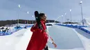 Kesuksesannya juga membuat dirinya sebagai atlet olimpiade musim dingin dengan bayaran tertinggi. Eileen Gu dilaporkan berhasil meraih pendapatan $23 juta dari berbagai sumber di luar arena salju. (AP Photo/Abbie Parr)