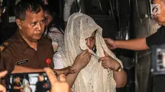 Artis Dhawiya Zaida menutupi wajah dengan kerudung saat tiba di PN Jakarta Timur, Selasa (26/6). Dhawiya mengikuti persidangan lanjutan terkait kasus narkoba. (Liputan6.com/HO/Udin)