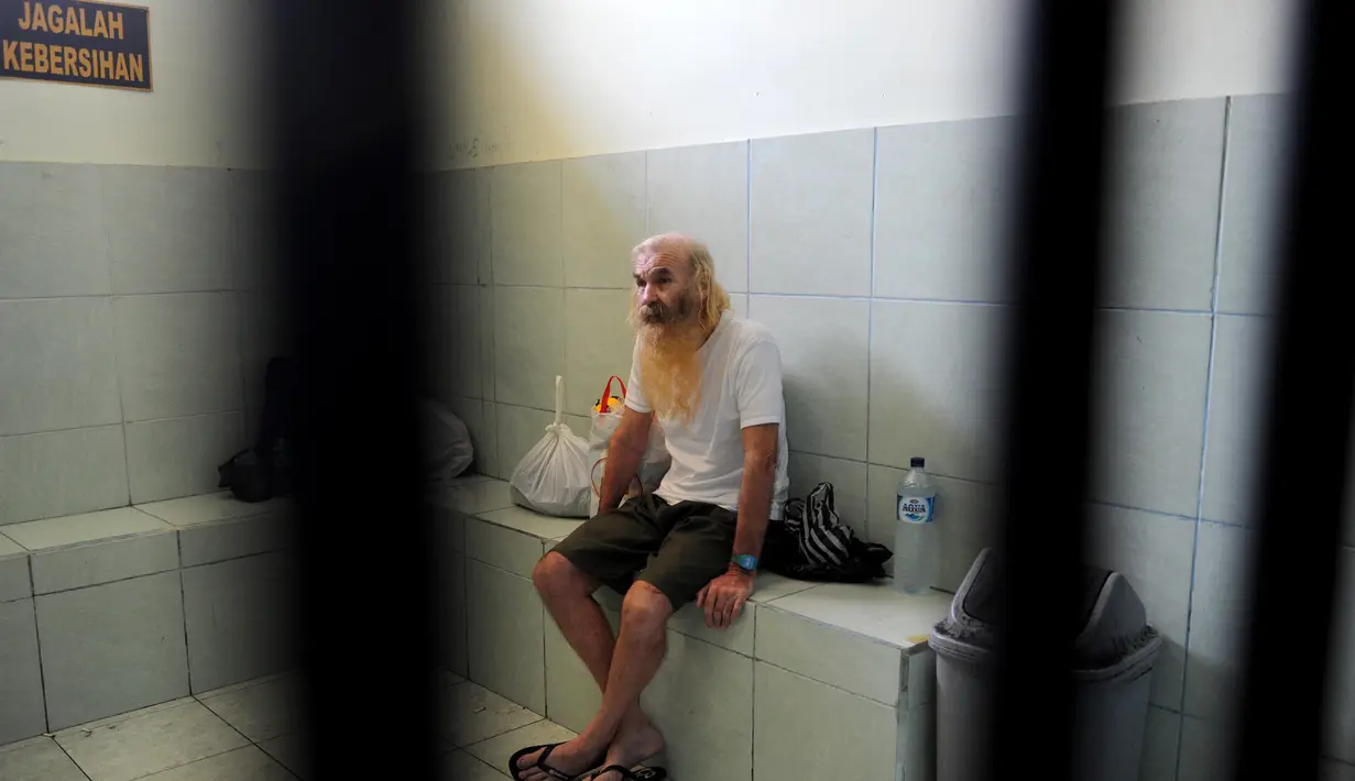 Robert Andrew Fiddel Ellis dari Australia terduduk lesu di dalam tahanan di Denpasar, Bali (2/5). Ellis ditangkap pada 11 Januari, terkait pencabulan empat anak wanita dibawah umur di Bali.  (AFP PHOTO/SONNY Tumbelaka)