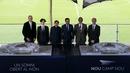 (ki-ka) Jordi Moix, arsitek Takeyuki Katsuya, Nikken Sekkei Presiden Tadao Kamei, Josep Maria Bartomeu, arsitek Joan Pascual dan Ramon Audio berpose di dekat Maket proyek pemugaran Stadion Camp Nou , Barcelona, Spanyol (21/4). (REUTERS/Albert Gea)