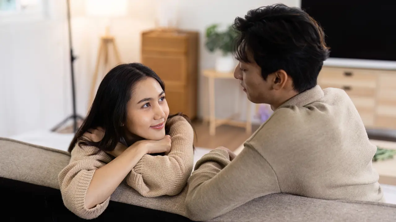 couple january beda karakter