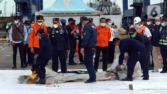 FOTO: Basarnas dan KPLP Periksa Temuan Diduga Serpihan Pesawat Sriwijaya Air SJ 182