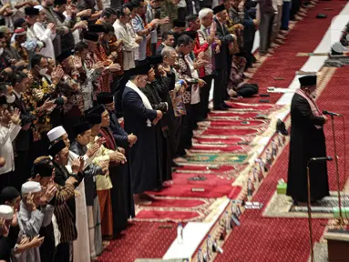 Sejumlah jemaah melaksanakan salat gaib di Masjid Istiqlal, Jakarta, Jumat (10/2/2023). Salat gaib tersebut dilakukan untuk mendoakan para korban gempa di Turki dan Suriah. (Liputan6.com/Faizal Fanani)