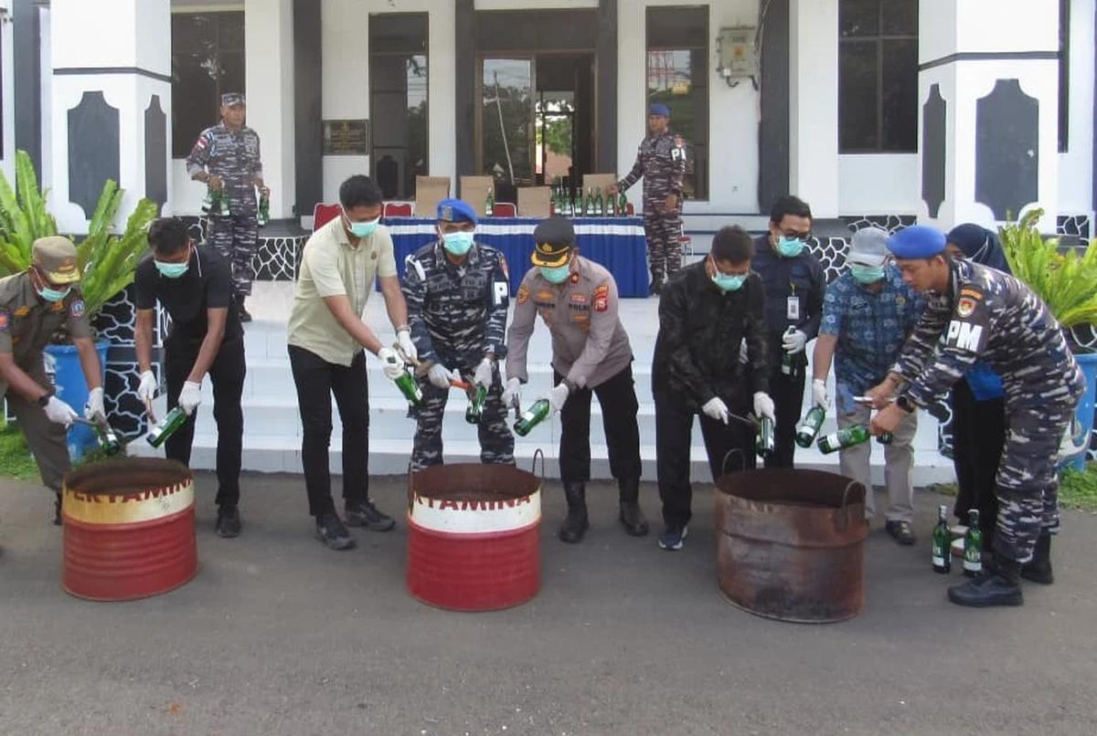 FOTO: TNI AL Musnahkan Miras Ilegal Hasil Operasi di Morotai