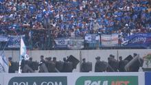 Ribuan suporter PSIS Semarang, Panser Biru saat menyaksikan laga kontra Arema FC di Stadion Moch Soebroto, Magelang (14/3/2020). (Bola.com/Vincentius Atmaja)