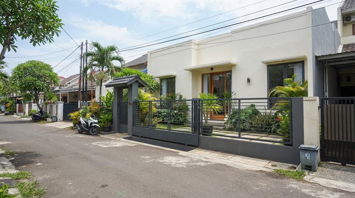 Kombinasi Warna Cat Pagar dan Dinding Rumah di Pinggir Jalan