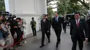 Presiden Jokowi (kiri) menerima kunjungan kerja PM Inggris David Cameron di Istana Negara, Jakarta, Senin (27/7). Keduanya melakukan pertemuan bilateral untuk meningkatkan hubungan kerjasama kedua negara di berbagai bidang. (Liputan6.com/Faizal Fanani)