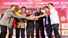 Direktur PT GTS, Joko Driyono, dan para sponsor meresmikan bergulirnya Torabika Soccer Championship 2016 presented by IM3 Ooreedoo di Hotel Mulia, Jakarta, Senin (18/4/2016). (Bola.com/Vitalis Yogi Trisna)