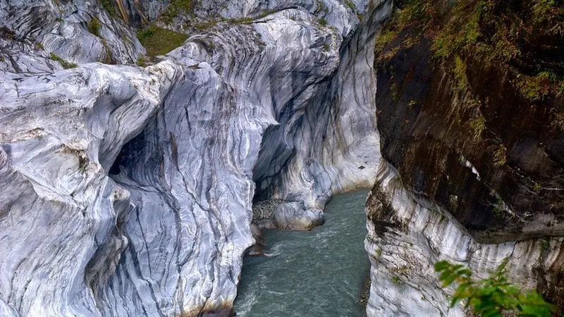 Pesona Hamparan Marmer Alami di Gunung Taroko Gorge Taiwan
