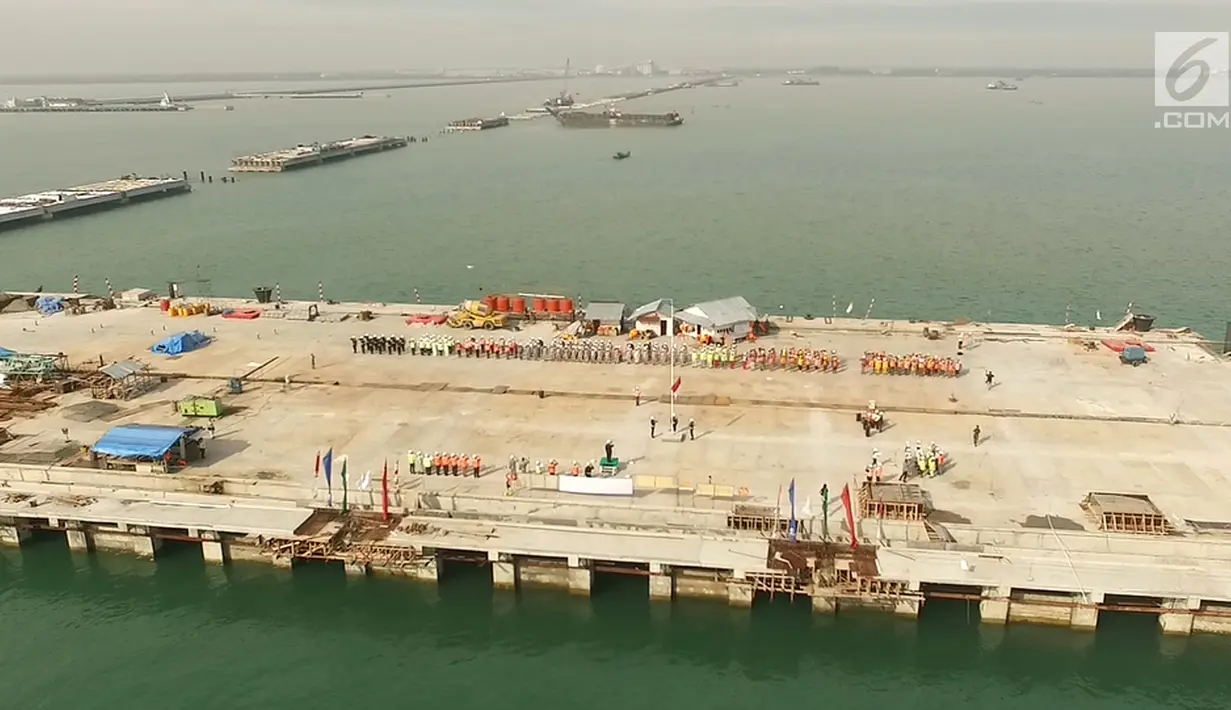 Suasana upacara bendera HUT RI ke 72 di proyek pembangunan dermaga Pelabuhan Kuala Tanjung di Kabupaten Batubara, Sumatera Utara, (17/8). Tiga perusahan BUMN Pelindo I, PT PP dan Waskita Karya mengikuti upacara bendera di HUT RI. (Liputan6.com/Pool)